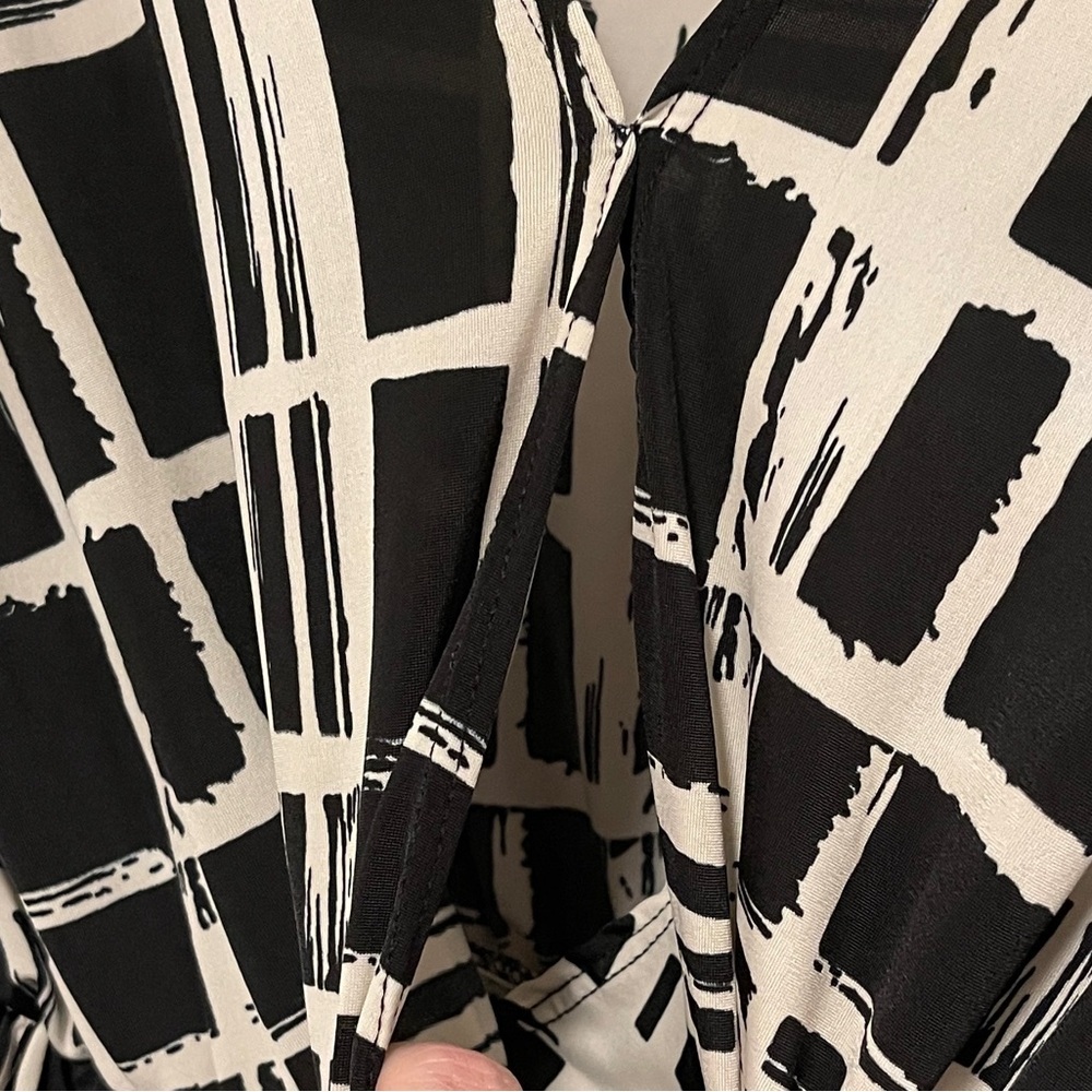 Contempo Women’s Black White Geometric Grid Print V-Neck Tunic Top Y2K Medium - Picture 5 of 12